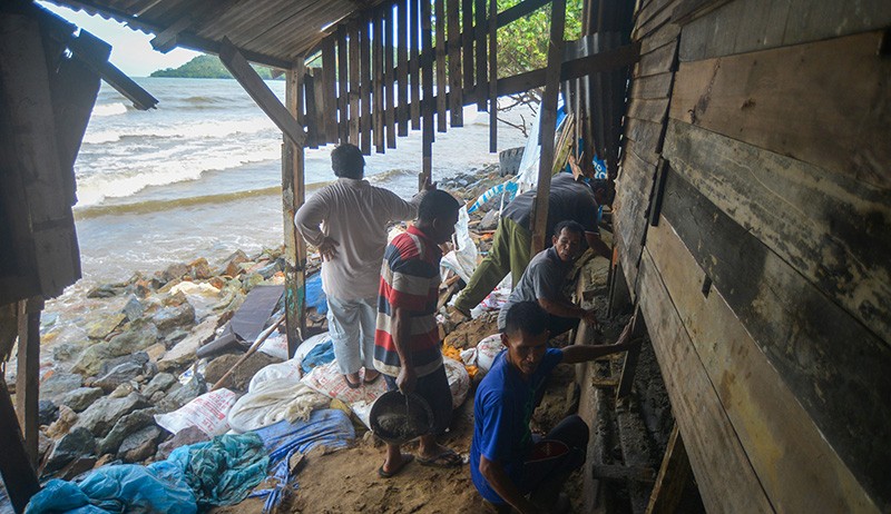 Rumah Warga Pesisir Pantai Air Manis Padang Hancur karena Abrasi - Bagian 1