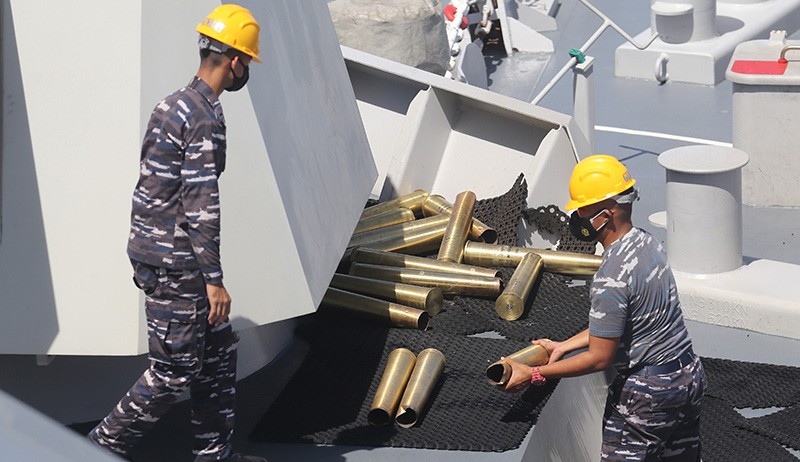 Penampakan USS Jakson dan KRI I Gusti Ngurah Rai Tembak Musuh di Laut Jawa - Bagian 3