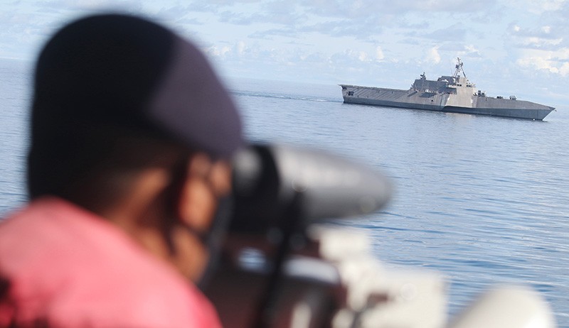 Penampakan USS Jakson dan KRI I Gusti Ngurah Rai Tembak Musuh di Laut Jawa - Bagian 1