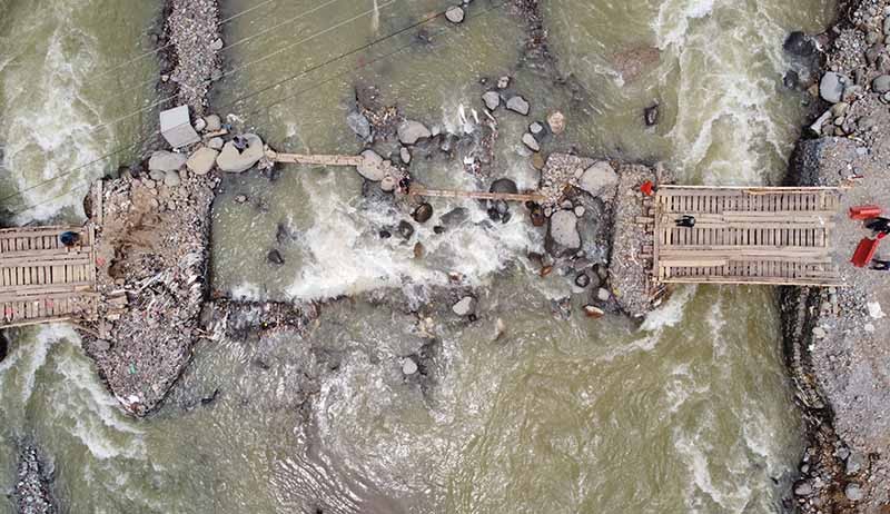 Jembatan Lebak Sudah 2 Tahun Rusak, Akses Menuju Negeri di Atas Awan Putus - Bagian 2