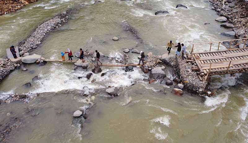 Jembatan Lebak Sudah 2 Tahun Rusak, Akses Menuju Negeri di Atas Awan Putus - Bagian 3