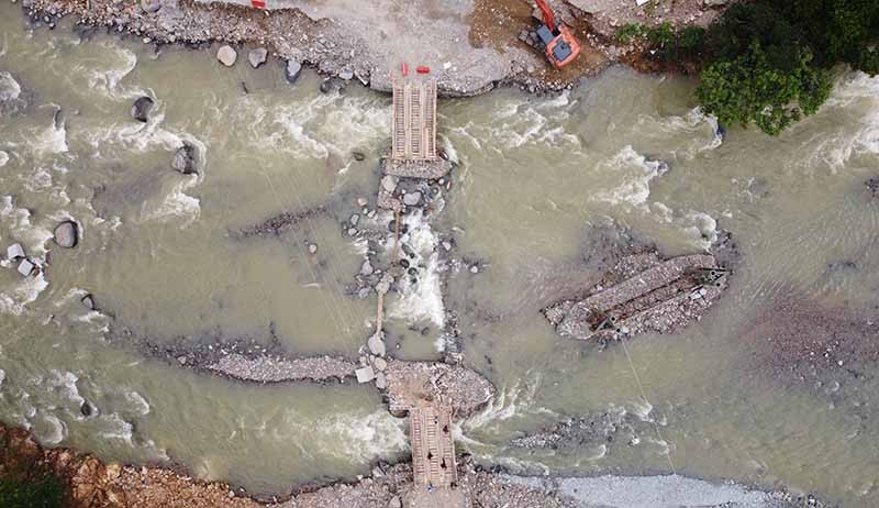 Jembatan Lebak Sudah 2 Tahun Rusak, Akses Menuju Negeri di Atas Awan Putus - Bagian 4