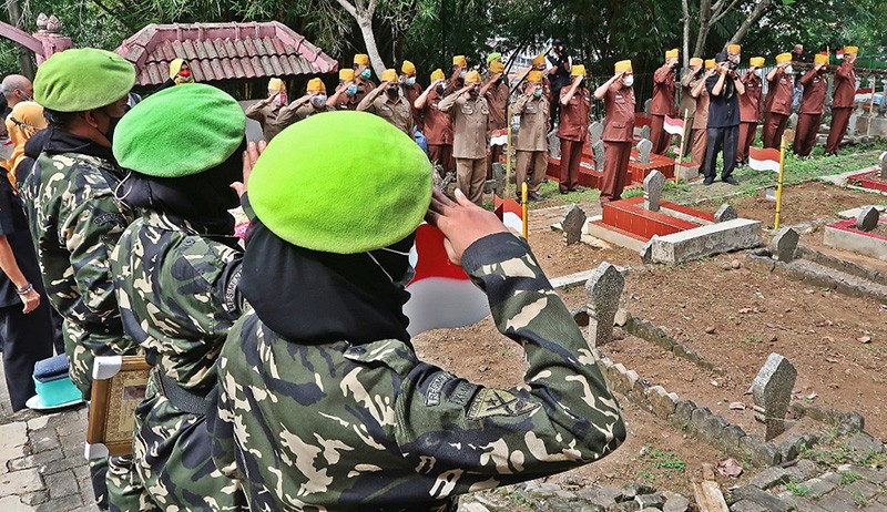 LVRI Pasang Bambu Runcing di Makam Keluarga Besar Brigade XVII Tentara Pelajar - Bagian 3