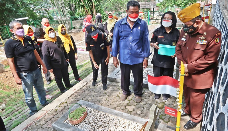 LVRI Pasang Bambu Runcing di Makam Keluarga Besar Brigade XVII Tentara Pelajar - Bagian 4
