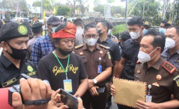 Serahkan Dokumen, BPM Desak Kajati Kalbar Serius Tangani Kasus Korupsi