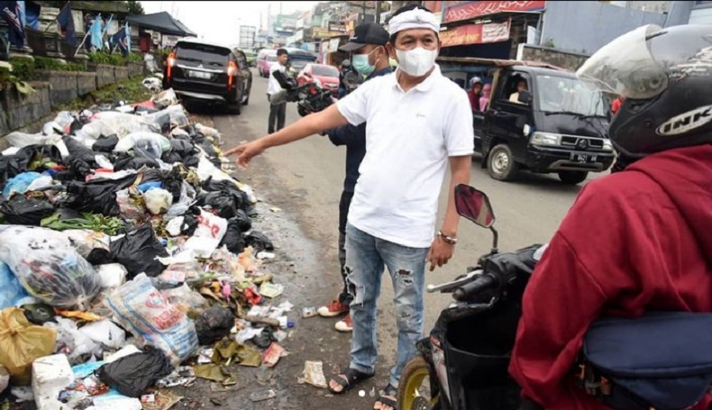 Sengaja Buang Sampah di Depan Dedi Mulyadi, Pemotor di Purwakarta Kena Damprat