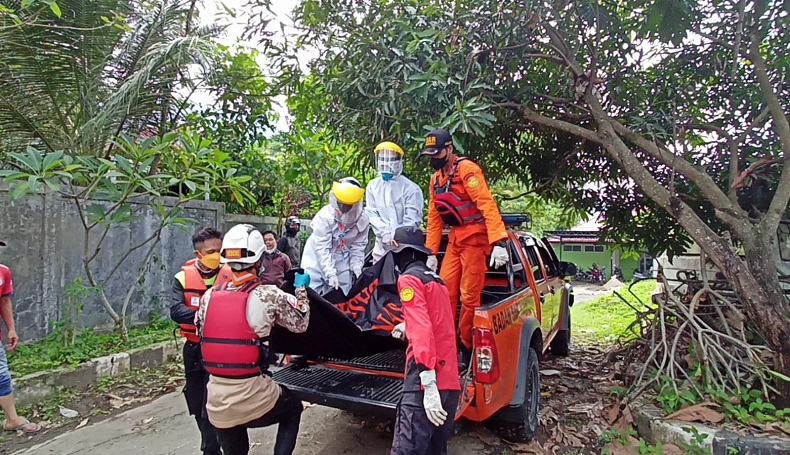 Hilang saat Berenang, Wisatawan Ditemukan Meninggal di Pantai Karanghawu Sukabumi