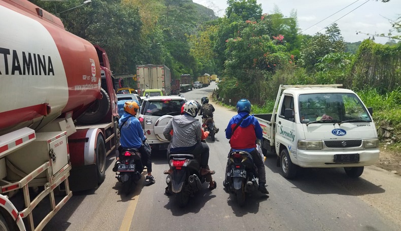 Imbas Perbaikan Jalan Nasional, Kendaraan di Cipatat KBB Macet Berjam-jam