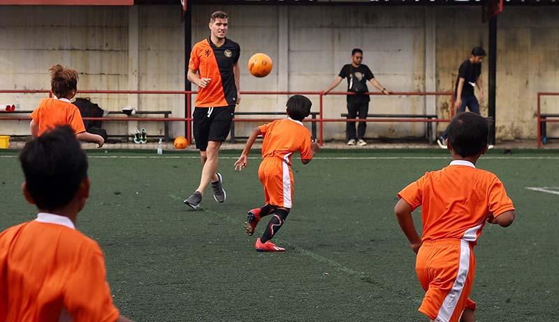 KNVB World Coaches Latih Anak-Anak Bermain Sepak Bola - Bagian 2