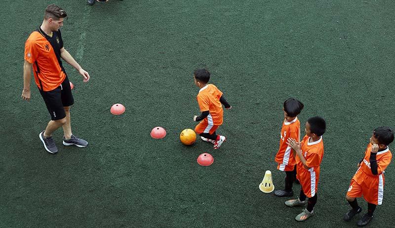 KNVB World Coaches Latih Anak-Anak Bermain Sepak Bola - Bagian 3