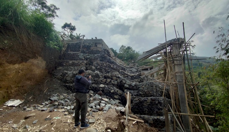 Terkena Gerakan Tanah, Gerai ODTW Panyaweuyan Majalengka Senilai Rp4 Miliar Roboh