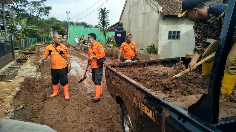 Jalan Saguling Masih Dipenuhi Lumpur dan Licin, Pengendara Belum Bisa Melintas
