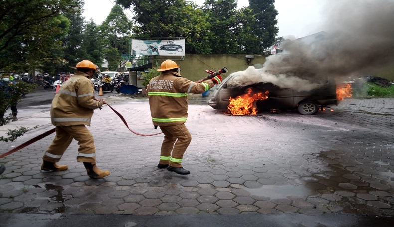 Diduga Korsleting, Minibus Terbakar di Parkiran Rumah Makan Asep Stroberi KBB
