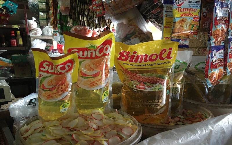 Ibu-ibu, Minyak Goreng Rp14.000 Dijual di Pasar Tradisional Mulai Pekan Depan