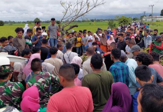 title Pohon Tumbang Timpa 2 Pengendara Motor di Bireun Aceh, 1 Tewas Pohon Tumbang Timpa 2 Pengendara Motor di Bireun Aceh, 1 Tewas