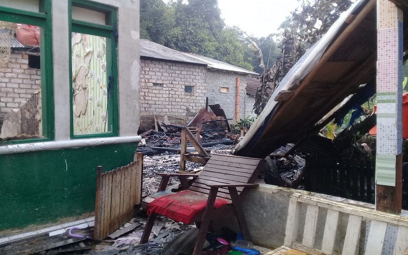 title 2 Rumah dan 1 Sepeda Motor di Gunungguruh Sukabumi Hangus Terbakar, 16 Orang Mengungsi 2 Rumah dan 1 Sepeda Motor di Gunungguruh Sukabumi Hangus Terbakar, 16 Orang Mengungsi