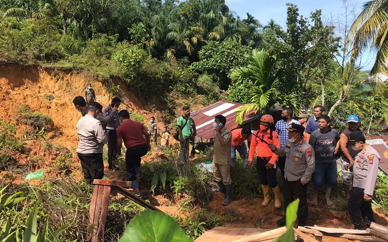 title 3 Rumah di Tapteng Rusak Parah Tertimpa Longsor, 10 Jiwa Mengungsi 3 Rumah di Tapteng Rusak Parah Tertimpa Longsor, 10 Jiwa Mengungsi