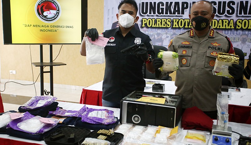 Pedagang Mie Aceh Nyambi Jadi Bandar Narkoba, Bawa 4,8 Kg Sabu dan 1 Senjata Api - Bagian 1