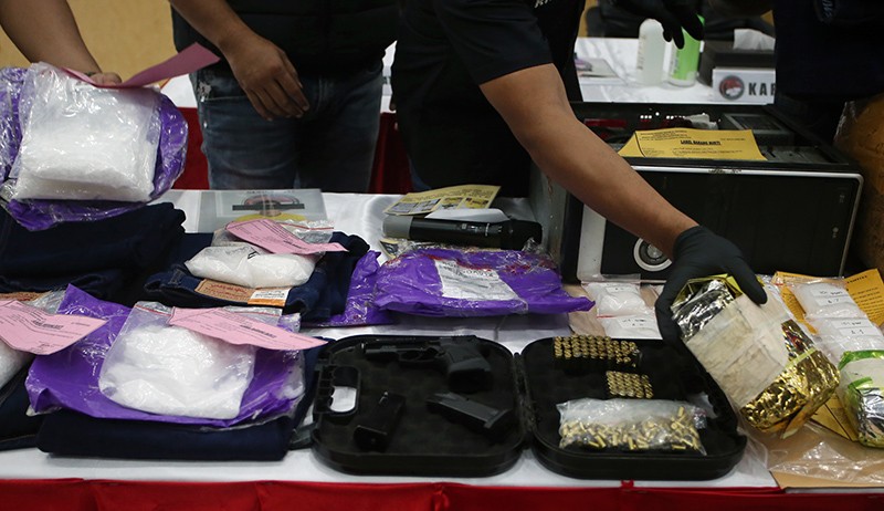 Pedagang Mie Aceh Nyambi Jadi Bandar Narkoba, Bawa 4,8 Kg Sabu dan 1 Senjata Api - Bagian 2