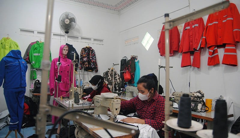UMKM Ini Kebanjiran Pesanan Jas Hujan, Sebulan 800 Setelan Terjual - Bagian 2