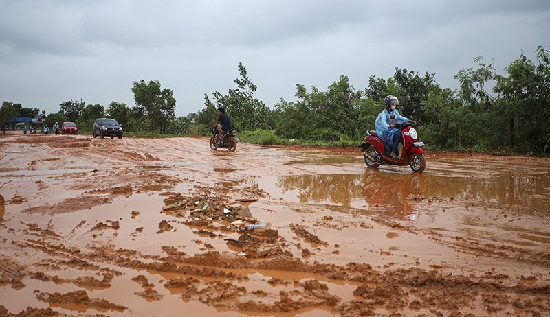 Jalanan Rusak, Berlumpur dan Licin Membahayakan Keselamatan Pengendara di Batam - Bagian 2