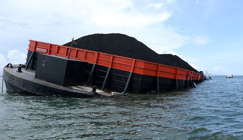 Kapal Tongkang Bawa Batu Bara Bocor, Muatan Tumpah ke Laut Banyuwangi - Bagian 2