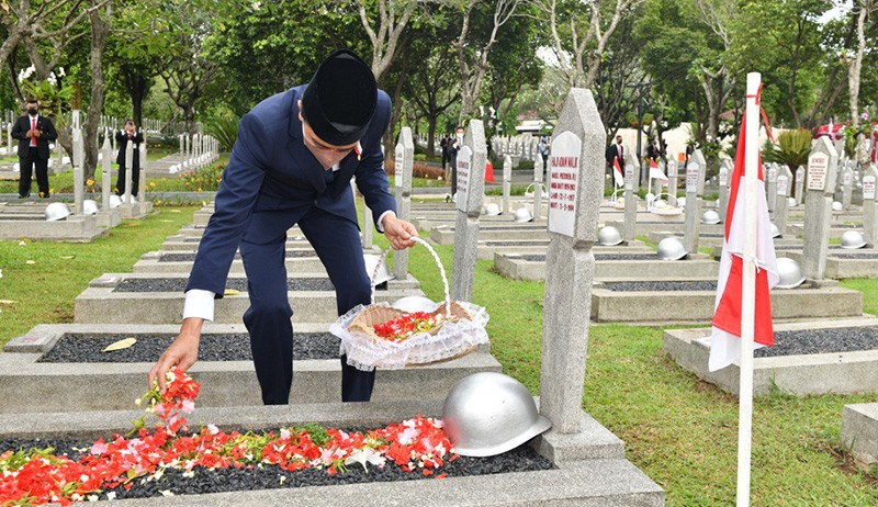 Hari Pahlawan Presiden Jokowi Tabur Bunga Makam Adam Malik Hingga