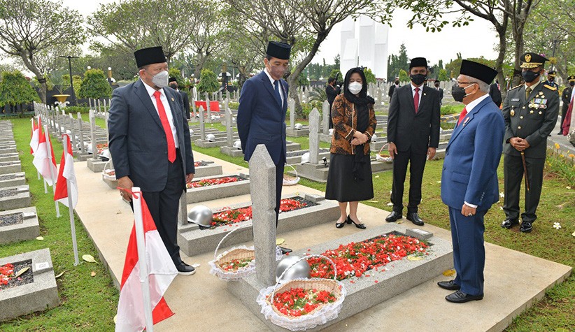 Hari Pahlawan, Presiden Jokowi Tabur Bunga Makam Adam Malik hingga Taufik Kiemas - Bagian 3