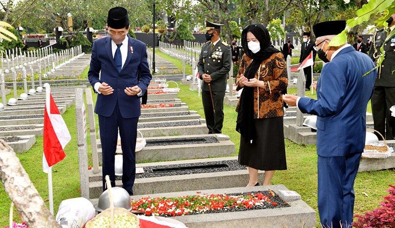 Hari Pahlawan, Presiden Jokowi Tabur Bunga Makam Adam Malik hingga Taufik Kiemas - Bagian 2