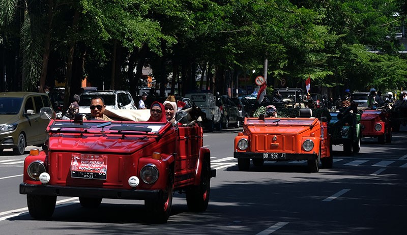 Pawai Kendaraan Klasik Peringati Hari Pahlawan - Bagian 2