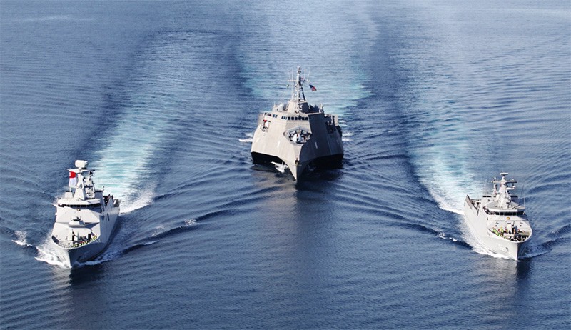 Keren, Formasi Kapal Perang TNI AL dan US Navy di Laut Jawa - Bagian 2