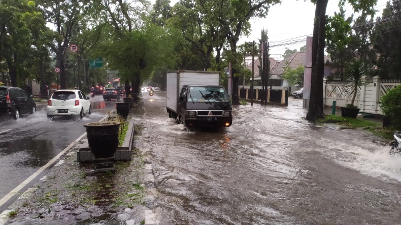 Diguyur Hujan Deras, Bandung Dikepung Banjir Cileuncang 