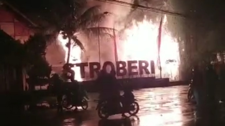 Rumah Makan Asep Stroberi di Kadungora Garut Terbakar, Kerugian Puluhan Juta