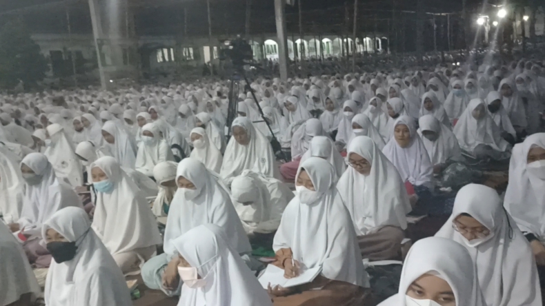 Peringati Hari Pahlawan, Ribuan Santri di Lombok Timur Bersholawat