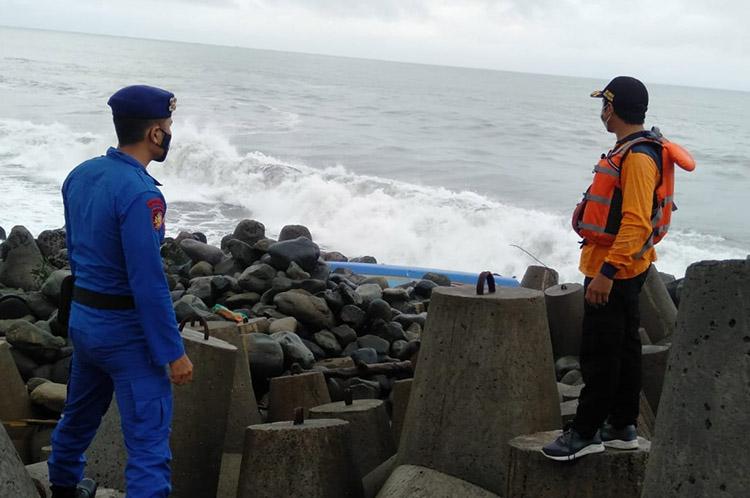 Tragis, Nelayan Kulonprogo Tewas Usai Perahunya Pecah Dihantam Gelombang