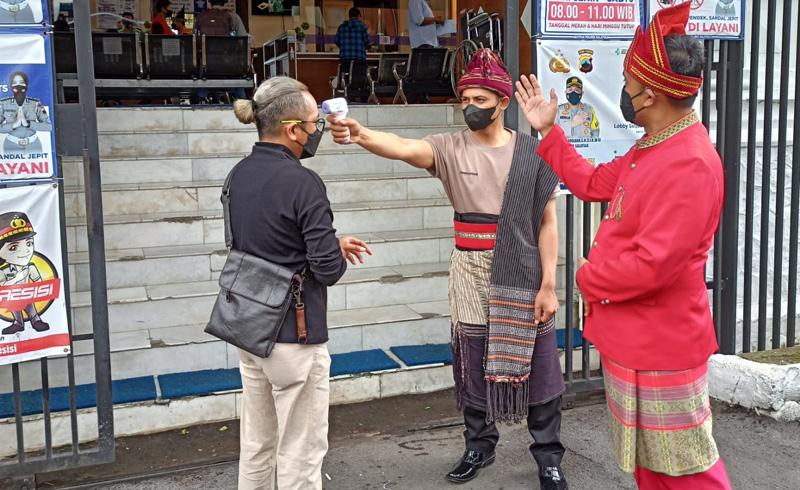  Hari Pahlawan, Petugas Satlantas Polres Salatiga Kenakan Pakaian Adat
