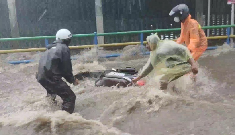 Belasan Motor di Cikutra Bandung Hanyut Terbawa Banjir