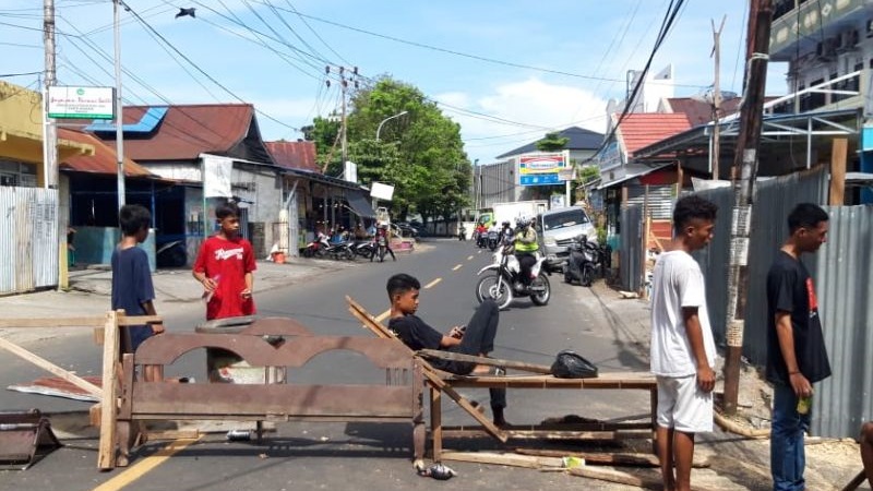 Ratusan Warga di Ternate Blokade Jalan Protes Penebangan Mangrove