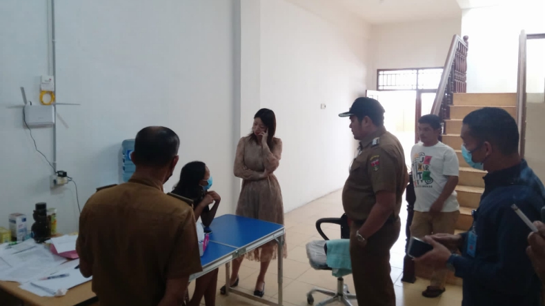 Digerebek Warga, Perempuan Asal China Ketahuan Sembunyi di Kamar Ruko Bukittinggi