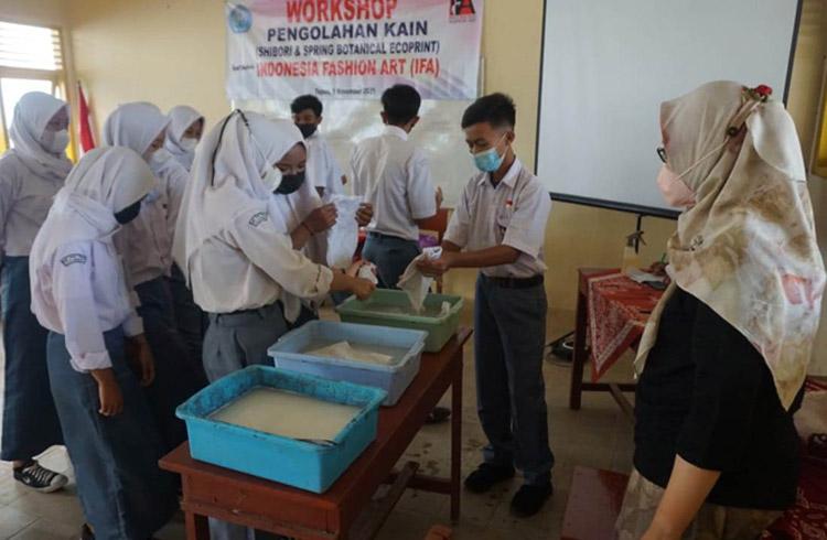 Indonesia Fashion Art Bekali Siswa Gunungkidul Membuat Batik Ecoprint