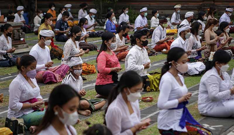 Umat Hindu Tangerang Sembahyang Hari Raya Galungan - Bagian 2