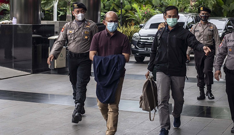 Malu Ditangkap KPK, Kepala Kantor Pajak Tutup Tangan yang Diborgol dengan Jaket - Bagian 1