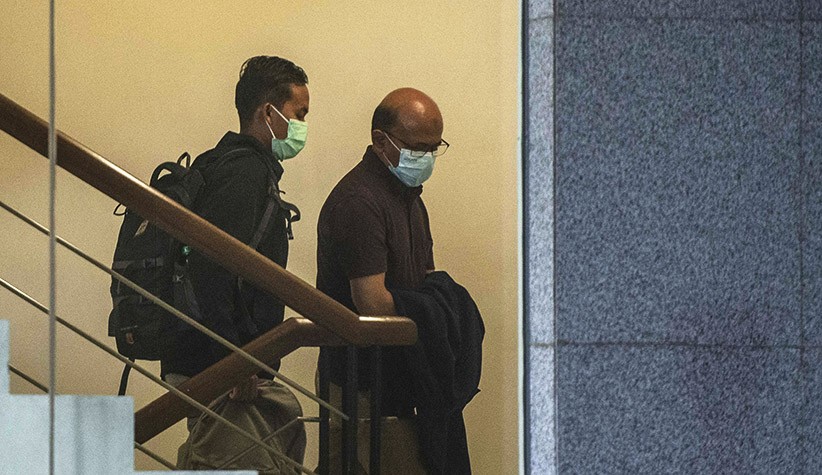 Malu Ditangkap KPK, Kepala Kantor Pajak Tutup Tangan yang Diborgol dengan Jaket - Bagian 2