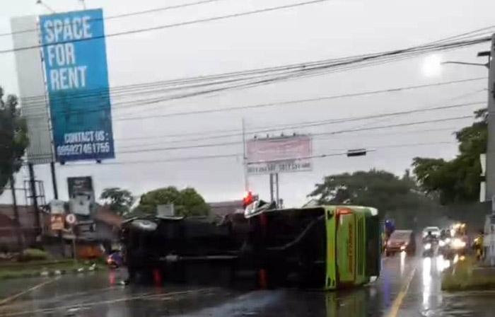 Viral, Bus Terguling di Demak Ijo Jogja 4 Orang Terluka