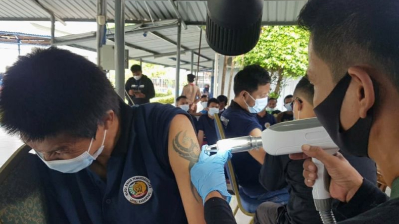title Peringati Hari Pahlawan, Napi Lapas Karawang Ramai-Ramai Hapus Tato Peringati Hari Pahlawan, Napi Lapas Karawang Ramai-Ramai Hapus Tato