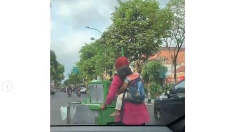 title Kena PHK, Ibu Muda Ini Alih Profesi Jualan Bakso Keliling sambil Gendong Anak Kena PHK, Ibu Muda Ini Alih Profesi Jualan Bakso Keliling sambil Gendong Anak