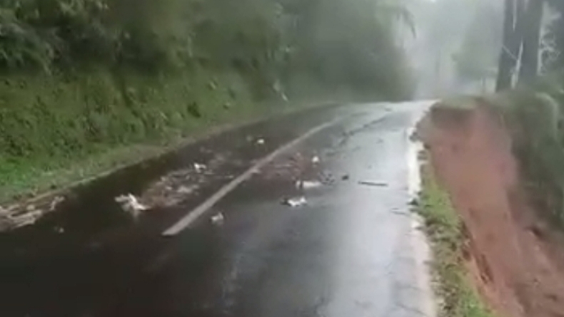 Senderan Jalan Longsor, Pengguna Jalur Alternatif Magelang-Wonosobo Diminta Waspada 