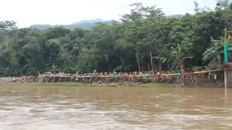 Jembatan Putus Diterjang Banjir Bandang, 2 Desa di Simpenan Sukabumi Terisolasi 