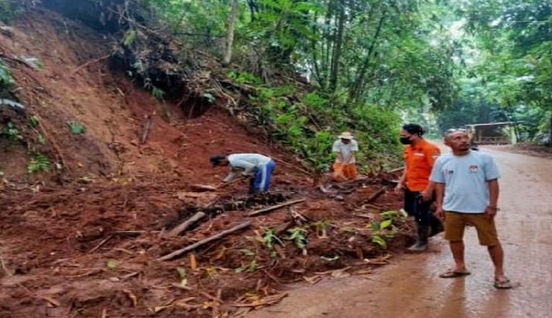  Longsor Landa 3 Kecamatan di KBB dalam Semalam, Material Timbun Sumber Air Warga