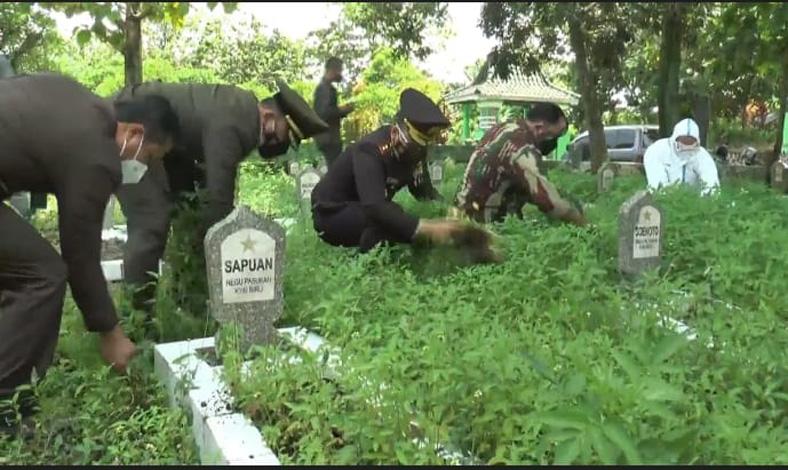 title Makam Pahlawan di Kendal Kumuh Tak Terawat, Bupati Dico Turun Tangan Makam Pahlawan di Kendal Kumuh Tak Terawat, Bupati Dico Turun Tangan